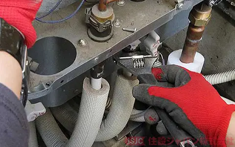 既存エコキュートのヒートポンプユニット配管の取り外し1