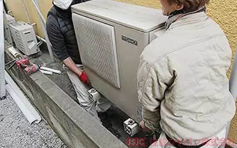 既存エコキュートの交換前のヒートポンプユニットの運び出し1