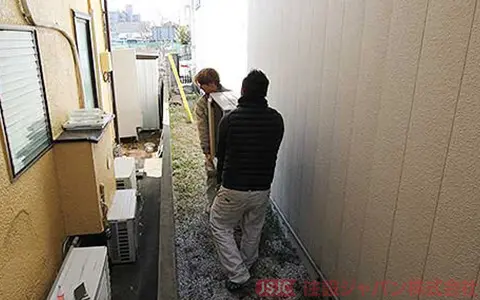 既存エコキュートの交換前のヒートポンプユニットの運び出し2