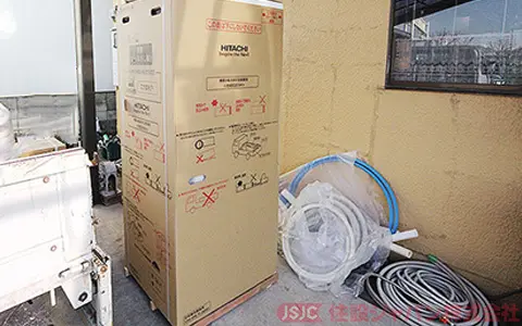 新しく交換するエコキュートの運び込み1