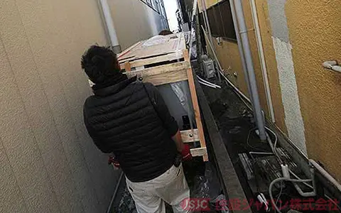 新しく交換するエコキュートの運び込み3