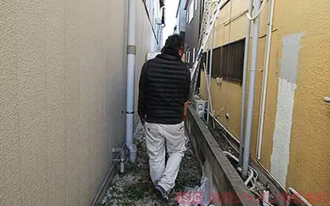 新しく交換するヒートポンプユニットの運び込み