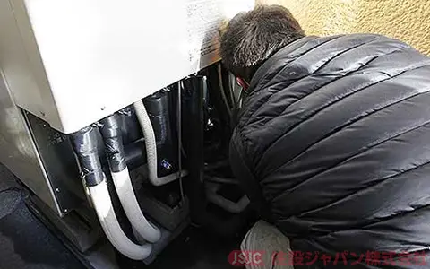 エコキュート脚部カバーの取り付け1