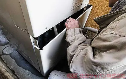 エコキュート脚部カバーの取り付け4